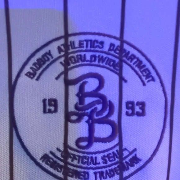 A baseball jacket - Picture 3 of 4